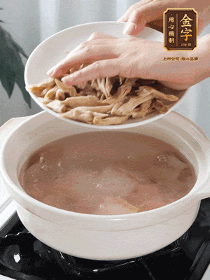 再下筍干段，加水、少許黃酒中火燉煮15分鐘。