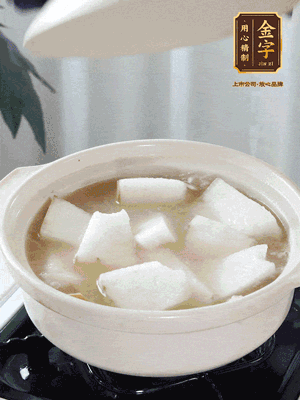 最后下冬瓜繼續(xù)燉煮10分鐘，撒上蔥花點(diǎn)綴。