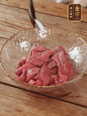 牛肉切丁，加黑胡椒海鹽、橄欖油腌10分鐘