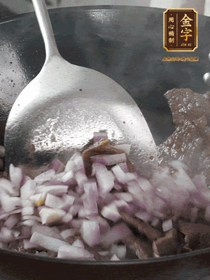 橄欖油熱鍋，牛肉丁炒至焦香狀態(tài)，下洋蔥丁翻炒出香味