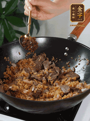 下拌好的米飯炒散，加一大勺XO醬