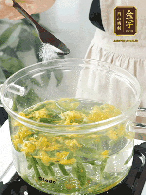 水開后，加鹽、黃瓜花焯水30秒