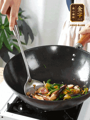 煸香蒜末，下香腸翻炒均勻，再依次下雞縱菌、黃瓜花