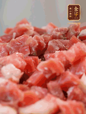 做月餅餡 火腿切成小丁，溫水浸泡5分鐘，上鍋蒸熟15-20分鐘，再將火腿丁、白砂糖、蜂蜜攪拌腌漬2小時(shí)
