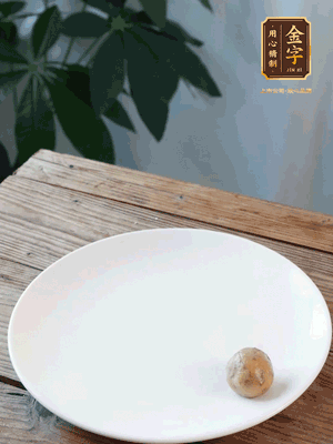 做水油皮、油酥 將油皮材料放入料盆中，加100ml水?dāng)嚢璩裳┗ㄆ瑺?。在案板上反?fù)揉搓成有一定筋度的光潔面團(tuán)，搓成14個(gè)團(tuán)子。
