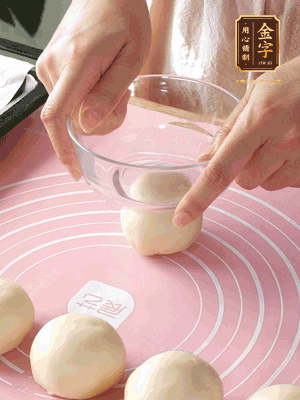 按扁后搟成圓形面皮。餡料放在面皮中心，把餡料包緊，捏緊收口