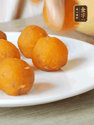 融化的黃油、芝士粉攪勻，加糖粉、蛋液、淡奶油、咸蛋黃攪勻，再加入玉米淀粉、奶粉拌勻，用不粘鍋炒至抱團(tuán)