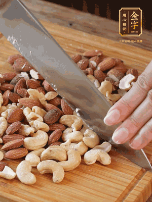 熟堅果切成大顆粒，加入杏仁片、白芝麻、火腿絲、熟糯米粉、玫瑰花醬、花生油、水怡攪拌均勻，捏成52g一個的小球