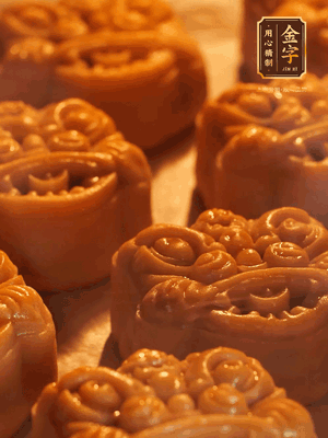 表面噴上水，烤箱預(yù)熱至190℃，170℃烤10分鐘