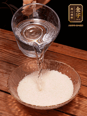 大米提前浸泡30分鐘。干香菇泡發(fā)切成條；蝦米提前浸泡2小時