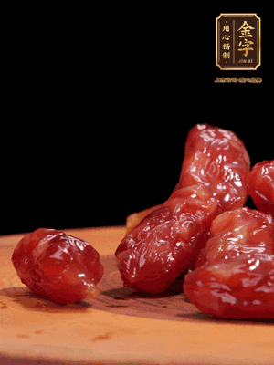 金字粒腸，一半切成片，一半保留整顆