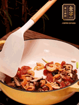 蔥白、干香菇、蝦米、香腸片略微翻炒才出香味，然后倒入料汁（生抽3勺、蠔油2勺、胡椒粉少許）、大米拌勻