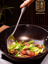 油熱下香腸炒至兩面微焦，下姜蒜、干辣椒、小米椒碎爆香