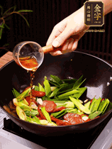 下蒜苗炒軟，沿鍋邊烹入一勺料酒，加醬油、蠔油、白糖調味炒勻