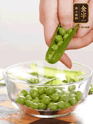 處理食材，藕切片，豌豆剝殼，菱角剝殼， 依次焯水