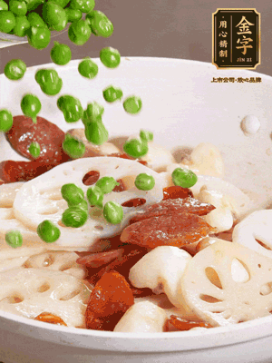 熱油下鍋，爆香香腸