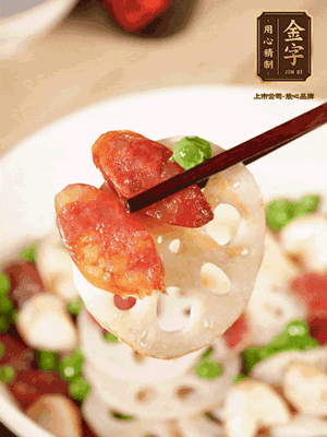 加入菱角、藕片繼續(xù)翻炒