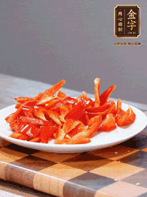 藕帶洗凈，斜切成小段備用、姜切絲、蒜切片、辣椒斜切，再切少許蒜