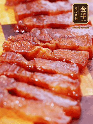 金字醬油肉煮熟，切片