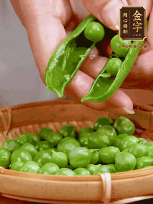 甜豆去殼，剝出甜豆米。百合小心剝成片。