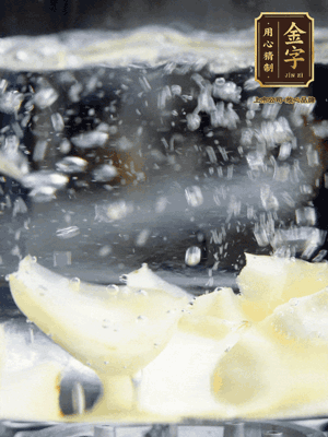 燒開一鍋水，甜豆米、百合燙10秒