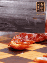 處理食材：香腸切片，土豆切塊、胡蘿卜切丁、豆角切段