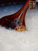 大米淘洗干凈，水開放入大米，煮3分鐘，煮到用手可以掐斷大米，撈出瀝干備用