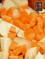 加土豆、胡蘿卜翻炒，隨后加入豆角、1勺鹽、1勺生抽、1勺蠔油、半勺老抽煸炒均勻