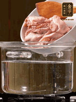 麻鴨切塊，冷水下鍋，加蔥姜、料酒焯水。撈出溫水洗凈