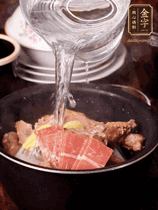 所有食材放入電飯鍋，加2勺料酒，足量的開水，按煲湯鍵煮湯