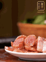 金字咸肉、金字香腸煮熟。咸肉切條、香腸切片備用。