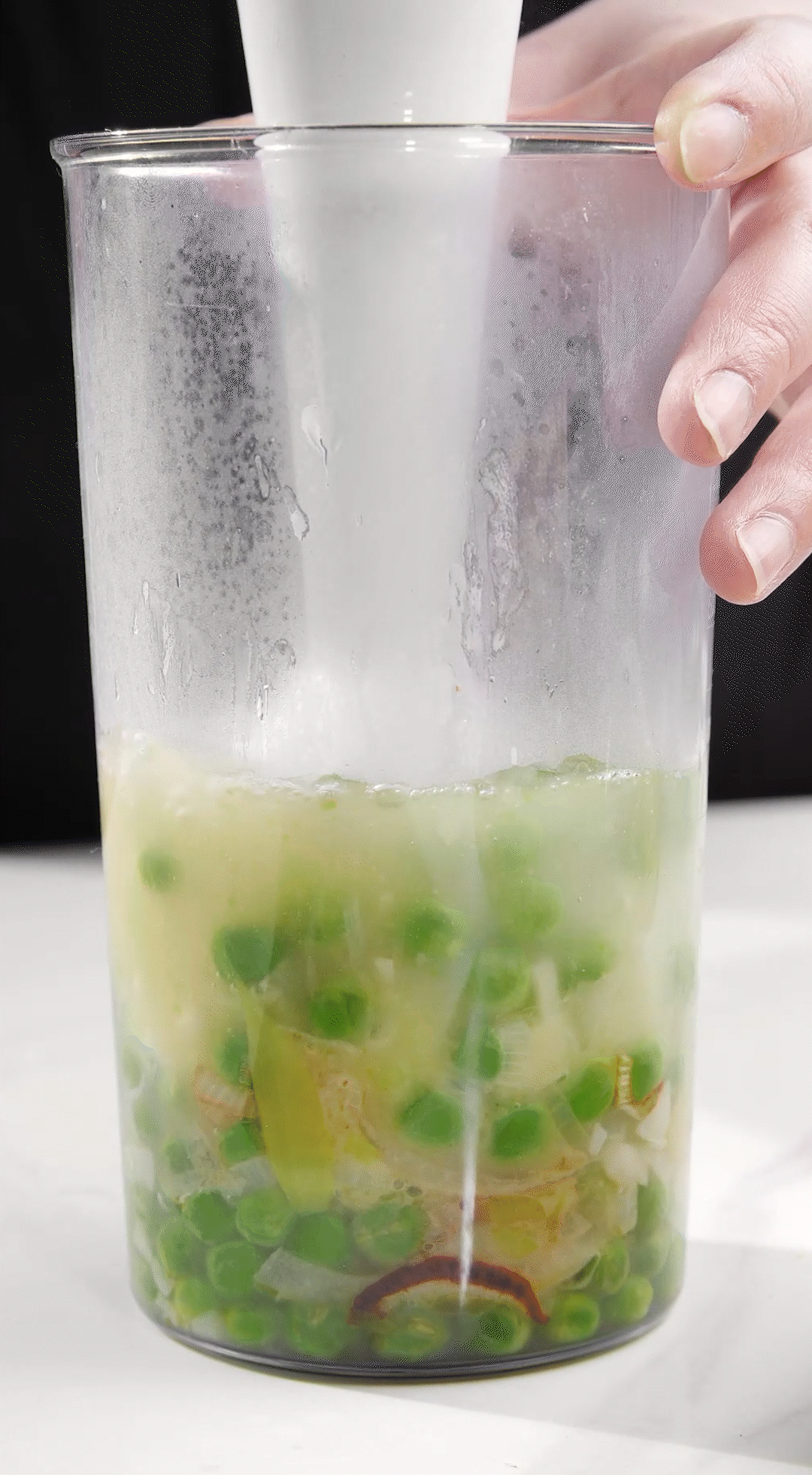 炒好的蔬菜+高湯或熱水，倒入破壁機(jī)攪打細(xì)膩絲滑即可。