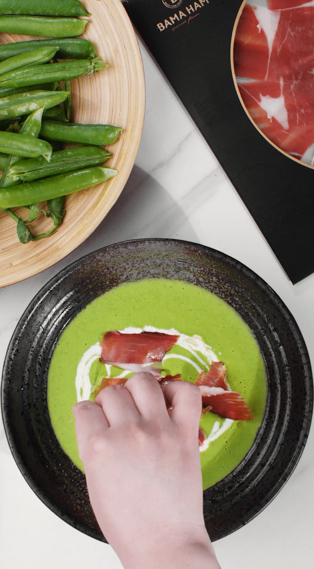 將上述擺盤(pán)的食材依個(gè)人喜好適量點(diǎn)綴即可。