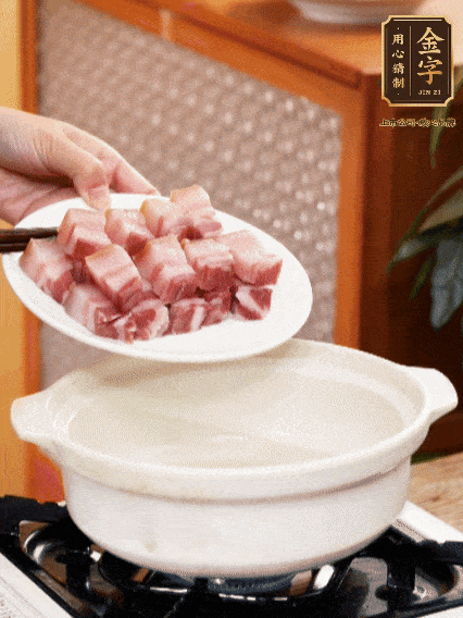 鍋內(nèi)倒油，下咸肉微微煸炒，再放排骨炒一下