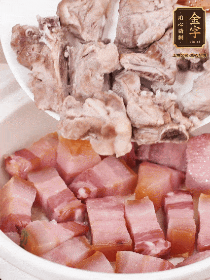 倒入開水燉煮，大火燒開后轉(zhuǎn)小火