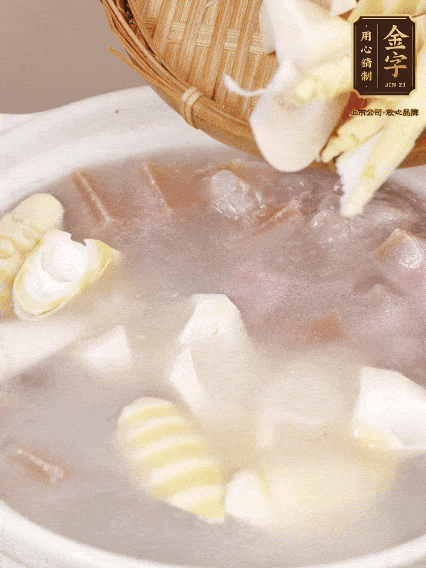 小火燉20分鐘后，放入春筍燉15分鐘