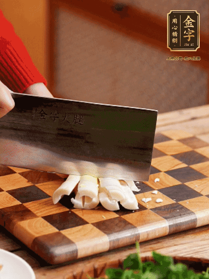 春筍剝?nèi)ネ鈿?，拍碎切成小條