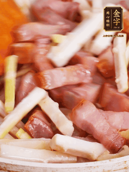 少許油煸香咸肉，下春筍翻炒均勻