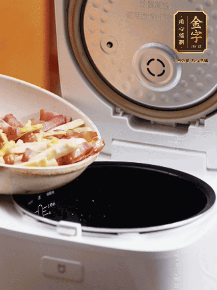 和洗凈的大米一起倒入電飯煲，攪拌均勻。水剛好沒過大米