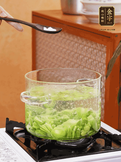 蠶豆剝?nèi)ネ鈿?，加鹽焯水30秒