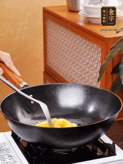 熱油，下雞蛋液煎好，盛出備用