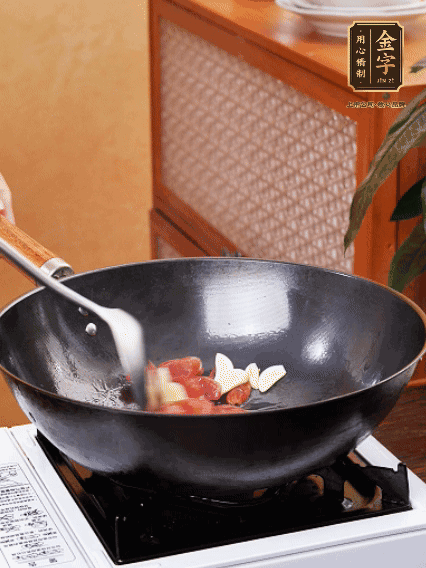 熱油，香腸微微煸出香味，加蒜片、小米辣