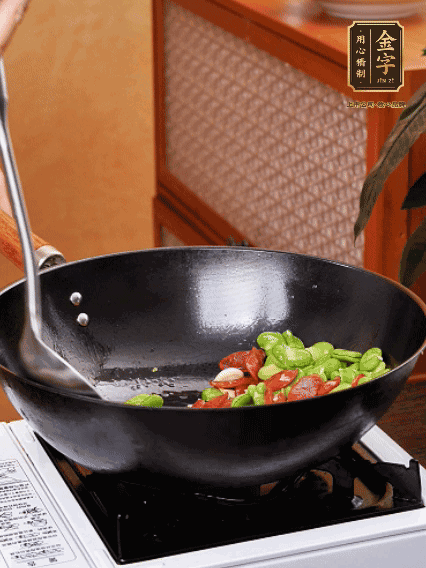 再放入蠶豆翻炒，加一點(diǎn)點(diǎn)醬油調(diào)味