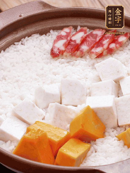 砂鍋涂油，放入泡好的大米。鋪上芋頭、南瓜，倒入開水剛好沒過，中火煮到水收干