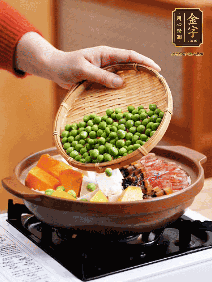 再鋪上臘腸、醬油肉、豌豆，小火煲6分鐘