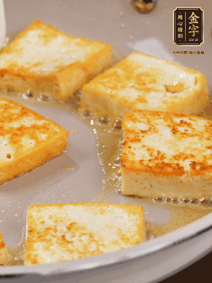 豆腐切片，兩面煎一下備用；春筍切段