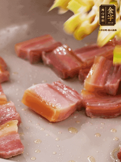 再放春筍翻炒一下，倒入砂鍋中，加適量的熱水，大火燜煮6分鐘