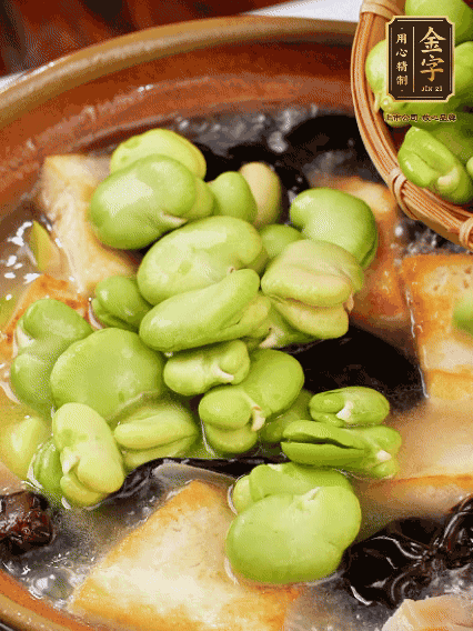 最后可以放豆瓣、木耳煮熟，依照個(gè)人口味加點(diǎn)鹽調(diào)味