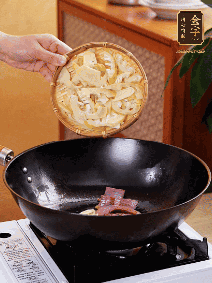 油熱，下蒜末、火腿煸炒出香味，再下筍片微微翻炒