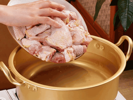 雞肉冷水下鍋，加蔥姜焯水